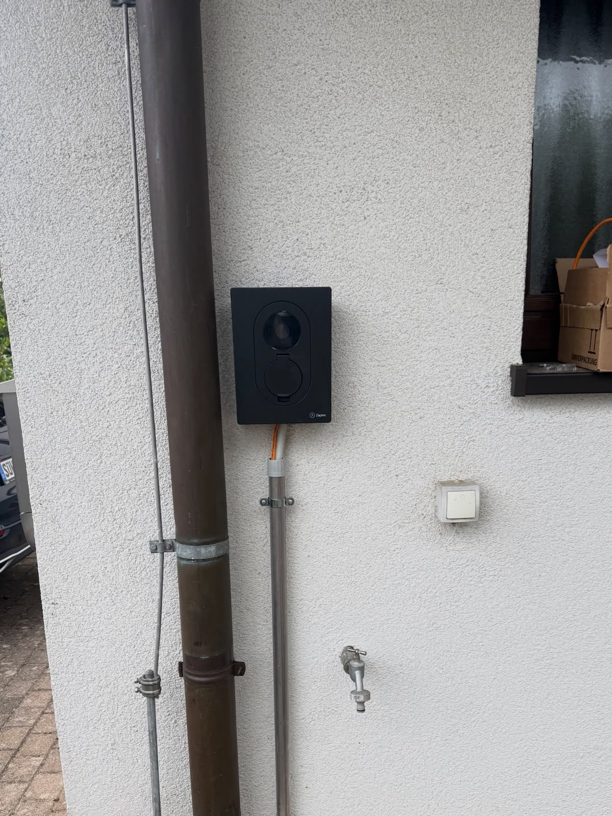 Zaptec Wallbox außen – echte Arbeit von HD Elektroworld