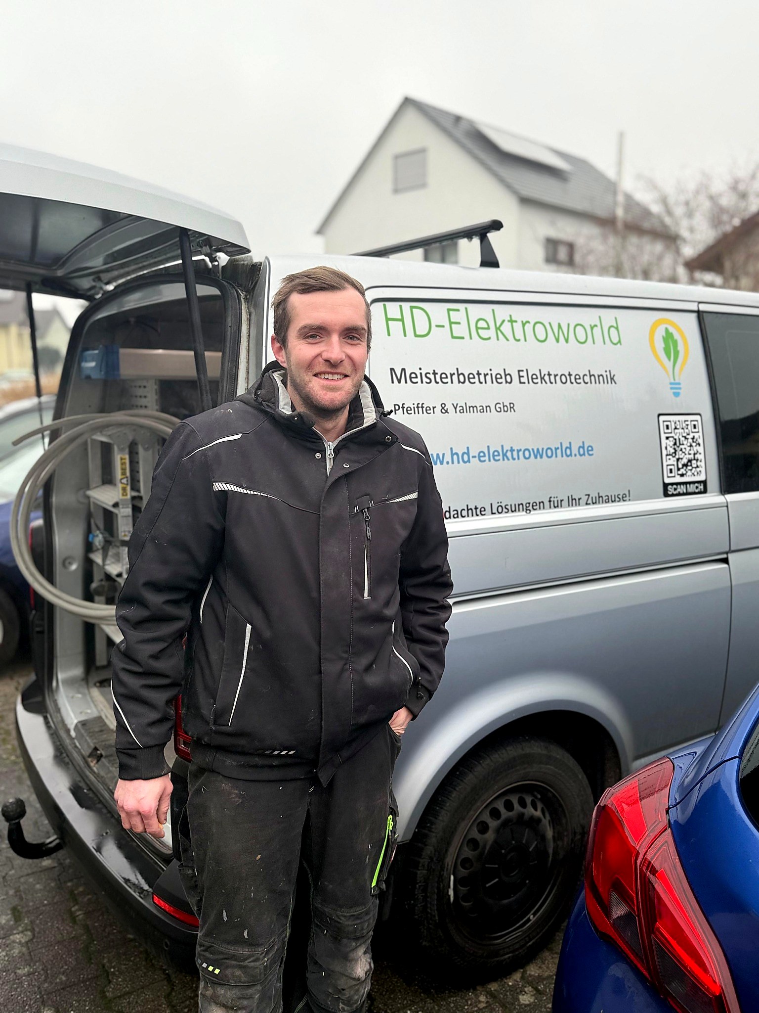 Mitarbeiter von HD Elektroworld am Firmenfahrzeug