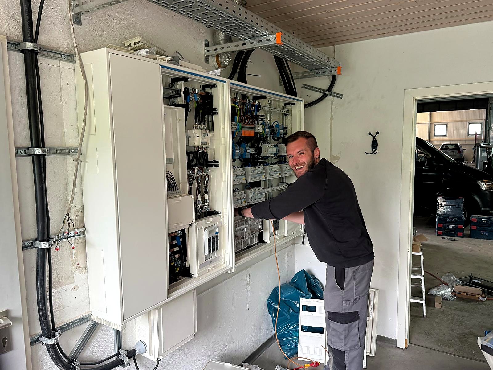 Elektrofachkraft bei Arbeiten an einer großen Zähleranlage